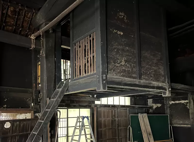 《浮在半空中的房间》日式老屋的神祕设计让建筑师看傻了 当初是用来做什么的呢？